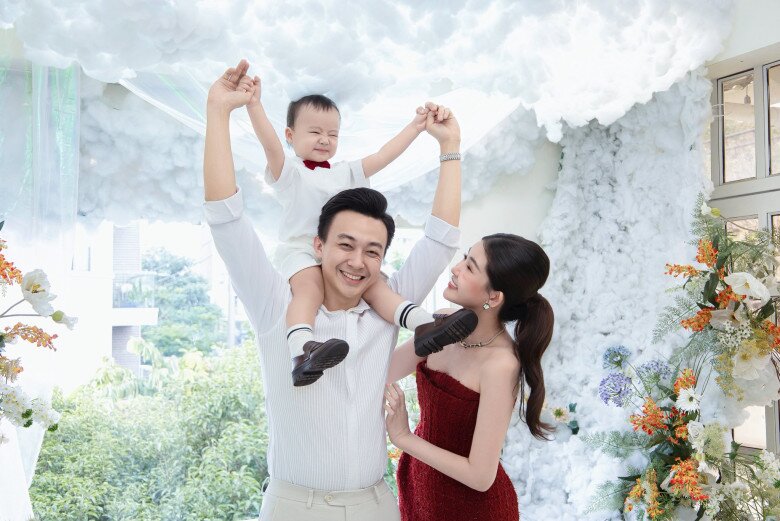 Sao Việt 24h: Vợ Ưng Hoàng Phúc "ghen nhẹ" vì chồng chỉ hôn con, than thở hài hước sau hơn 10 năm gắn bó - 5