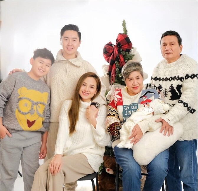 Sao Việt 24h: Vợ Ưng Hoàng Phúc "ghen nhẹ" vì chồng chỉ hôn con, than thở hài hước sau hơn 10 năm gắn bó - 6