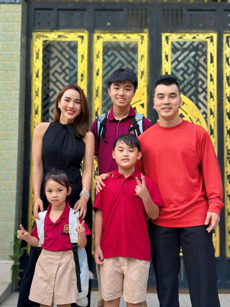 Sao Việt 24h: Vợ Ưng Hoàng Phúc "ghen nhẹ" vì chồng chỉ hôn con, than thở hài hước sau hơn 10 năm gắn bó - 4