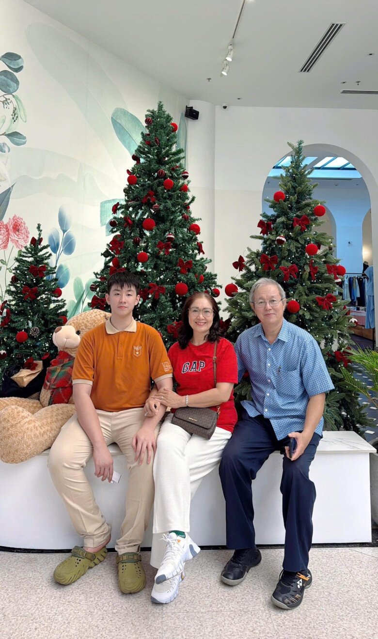 Sao Việt khoe ảnh Giáng sinh: NSƯT Vũ Luân bên con đầu lòng ở tuổi 53, quý tử cao 1m84 của Lê Phương như "người khổng lồ" - 3
