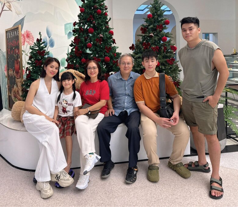 Sao Việt khoe ảnh Giáng sinh: NSƯT Vũ Luân bên con đầu lòng ở tuổi 53, quý tử cao 1m84 của Lê Phương như "người khổng lồ" - 2