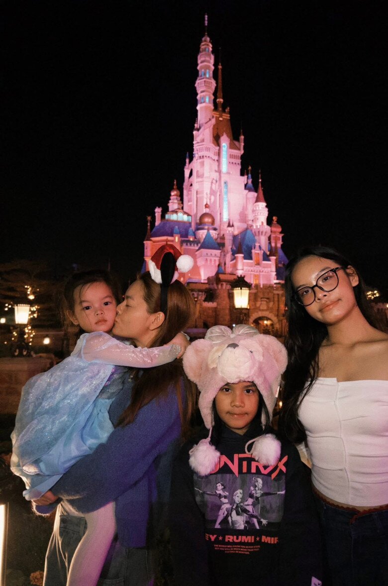 Sao Việt khoe ảnh Giáng sinh: NSƯT Vũ Luân bên con đầu lòng ở tuổi 53, quý tử cao 1m84 của Lê Phương như "người khổng lồ" - 6