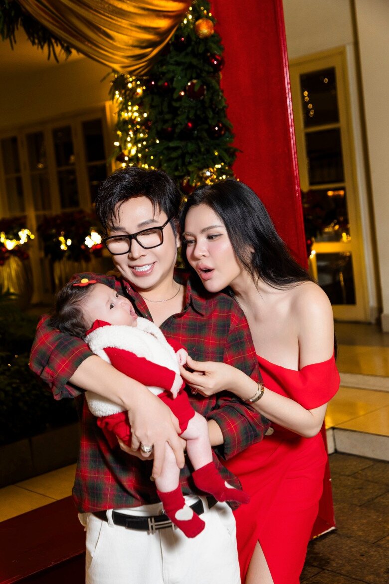 Sao Việt khoe ảnh Giáng sinh: NSƯT Vũ Luân bên con đầu lòng ở tuổi 53, quý tử cao 1m84 của Lê Phương như "người khổng lồ" - 1