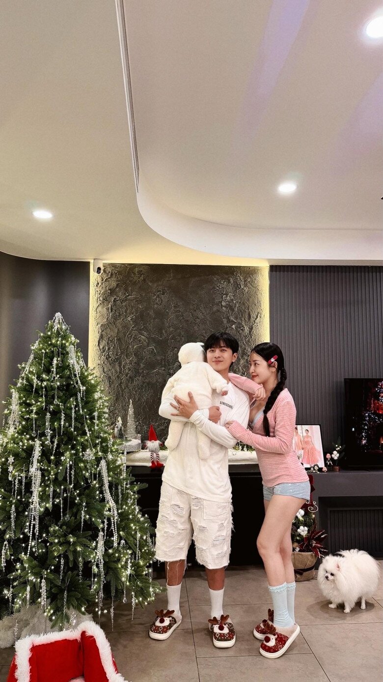 Sao Việt khoe ảnh Giáng sinh: NSƯT Vũ Luân bên con đầu lòng ở tuổi 53, quý tử cao 1m84 của Lê Phương như "người khổng lồ" - 7