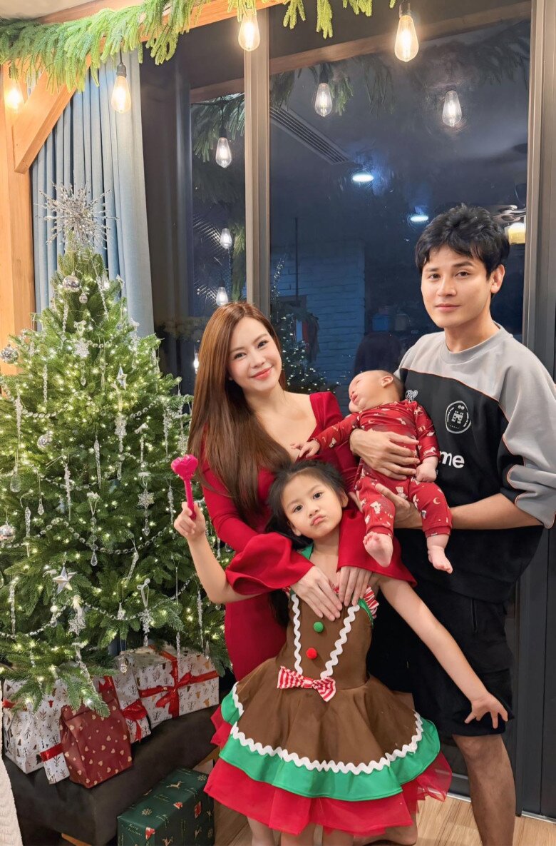 Sao Việt khoe ảnh Giáng sinh: NSƯT Vũ Luân bên con đầu lòng ở tuổi 53, quý tử cao 1m84 của Lê Phương như "người khổng lồ" - 14