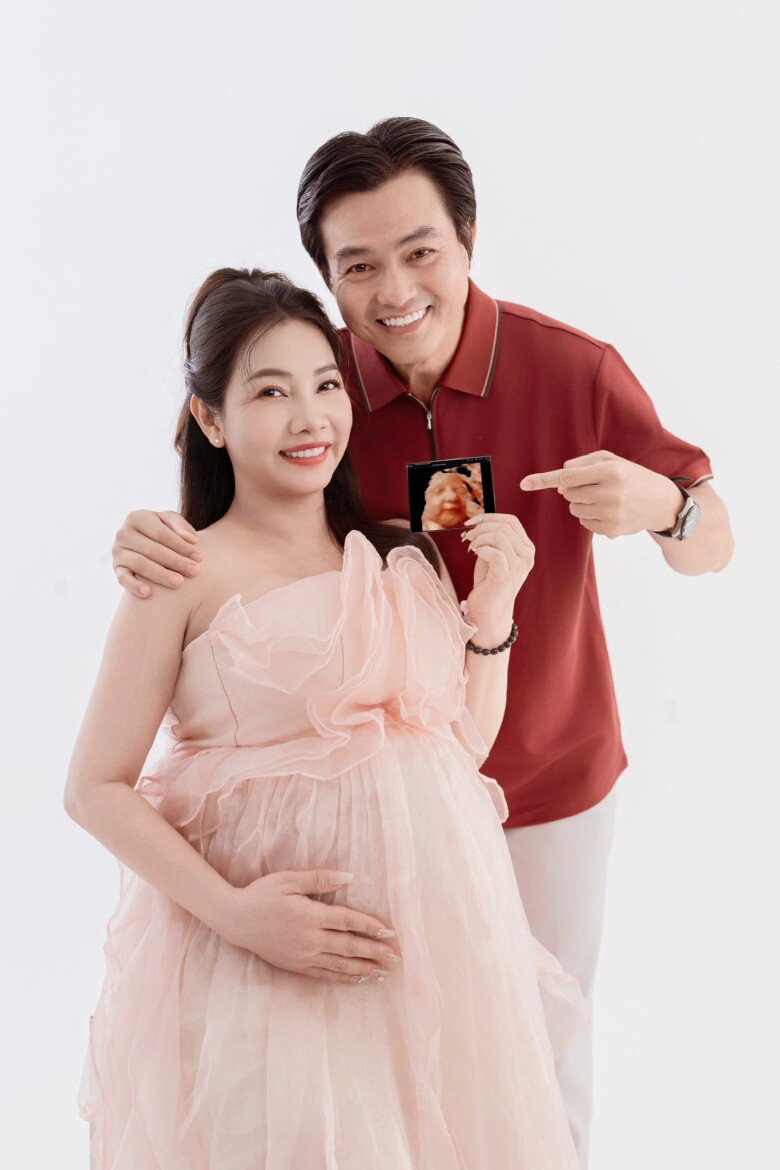 Sao Việt khoe ảnh Giáng sinh: NSƯT Vũ Luân bên con đầu lòng ở tuổi 53, quý tử cao 1m84 của Lê Phương như "người khổng lồ" - 11