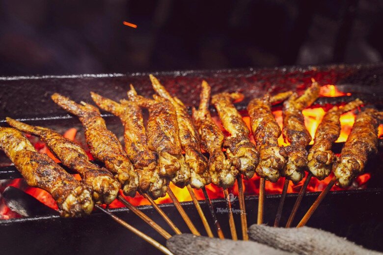 4 quán chân gà nướng "top peak" nhất Thủ đô: Mùi thơm phức khắp phố, người ngồi tràn cả vỉa hè để ăn - 3