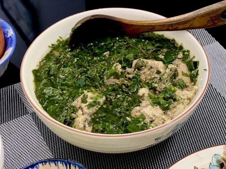 Thứ rau mọc bờ bụi phải nhổ bỏ như cỏ dại nay thành đặc sản chị em lùng mua, nấu canh cua thì ngon hơn "sơn hào hải vị" - 2