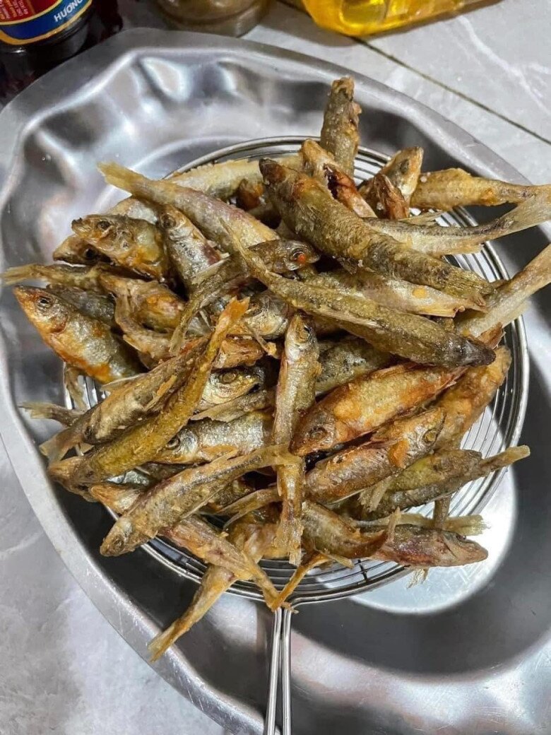 Loài cá bé bằng ngón tay xưa đầy phải đem cho lợn ăn, nay thành phơi khô thành đặc sản giá đến 300.000 đồng/kg - 4