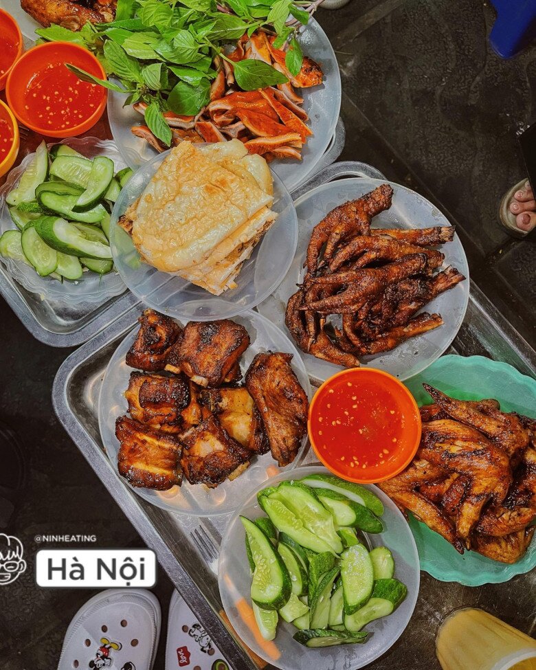 4 quán chân gà nướng "top peak" nhất Thủ đô: Mùi thơm phức khắp phố, người ngồi tràn cả vỉa hè để ăn - 2