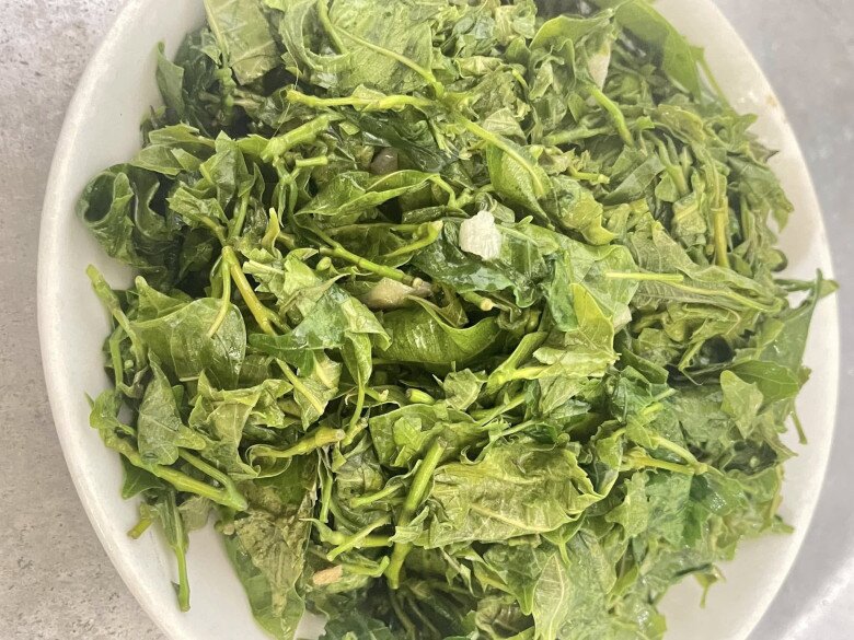 Thứ lá càng hái càng mọc, tưởng chỉ mọc dại trong rừng nay thành đặc sản xuất hiện ở nhà hàng nhờ vị ngọt bùi độc lạ - 4