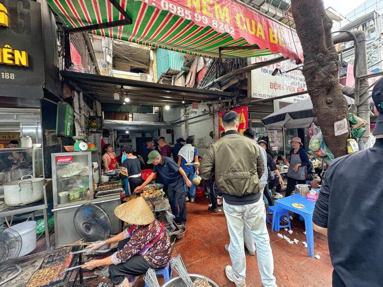 &#34;Ăn sập&#34; 4 quán bún chả lâu đời nhất Thủ đô: Nhiều nơi được Michelin vinh danh, có quán rộng 10m2 bán 600 suất/ngày - 8