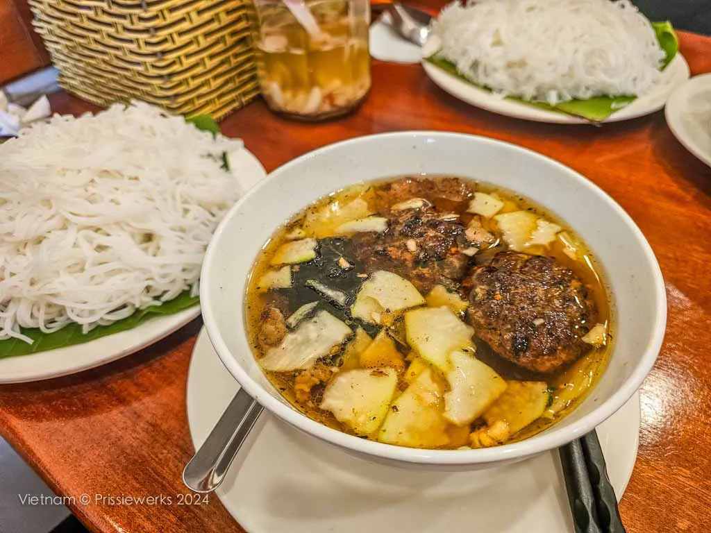 &#34;Ăn sập&#34; 4 quán bún chả lâu đời nhất Thủ đô: Nhiều nơi được Michelin vinh danh, có quán rộng 10m2 bán 600 suất/ngày - 4