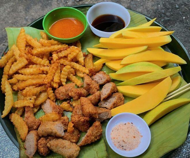 Món ăn vặt có cái tên dễ gây hiểu lầm lại được yêu thích nhất Thủ đô: Top 6 địa chỉ uy tín, ăn thử là "nghiện" ngay! - 1