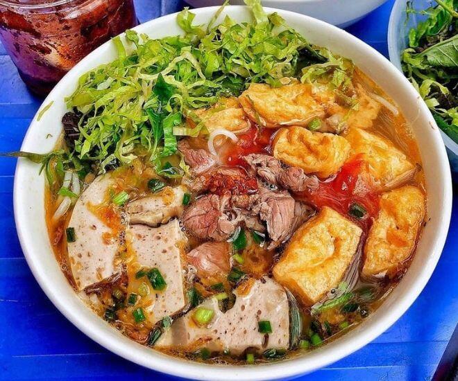 Truy tìm 3 quán bún riêu lâu đời giữa lòng Thủ đô: Tồn tại mấy chục năm vẫn 1 hương vị, nườm nượp khách không đủ chỗ ngồi - 1