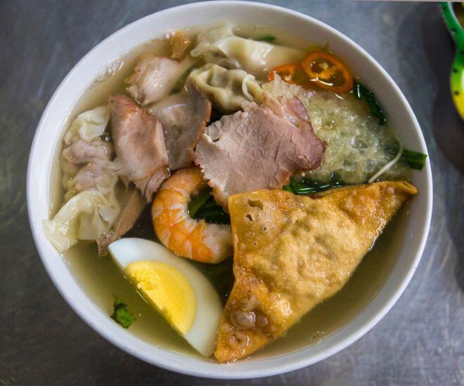 Đi tìm 3 quán mì vằn thắn lâu đời ngon nổi tiếng Thủ đô: Có quán mệnh danh là "siêu chảnh", chỉ bán vài tiếng là hết sạch - 1