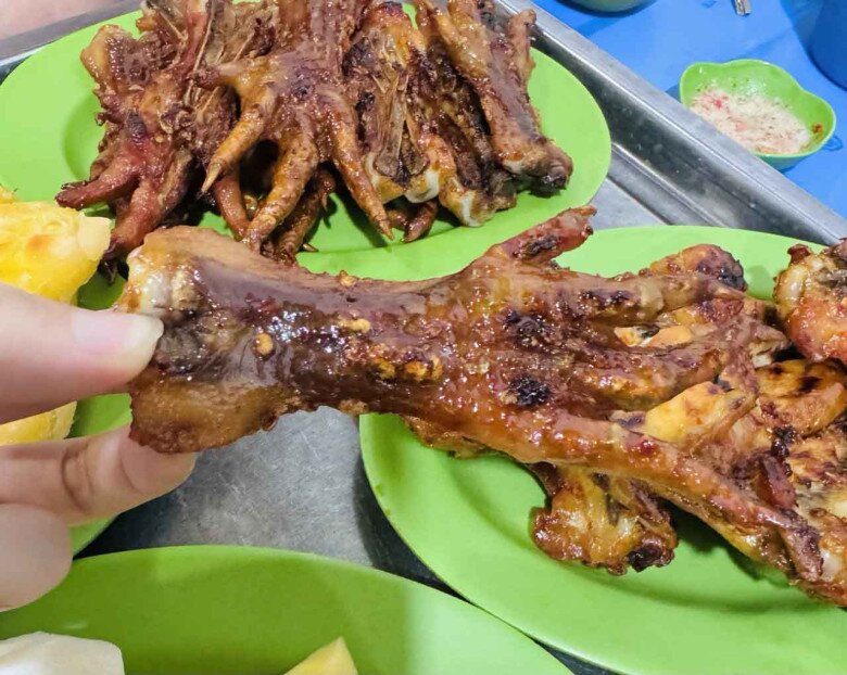 4 quán chân gà nướng "top peak" nhất Thủ đô: Mùi thơm phức khắp phố, người ngồi tràn cả vỉa hè để ăn - 6
