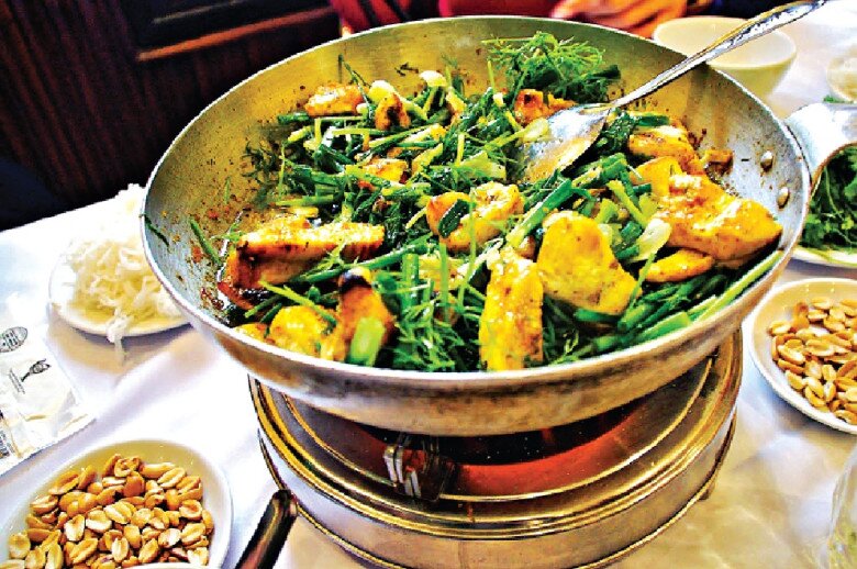 Giữa lòng phố cổ có quán ăn tồn tại 130 năm vẫn đông nghịt khách, được báo Tây ca ngợi &#34;nhất định phải thử&#34; khi tới Hà Nội - 2