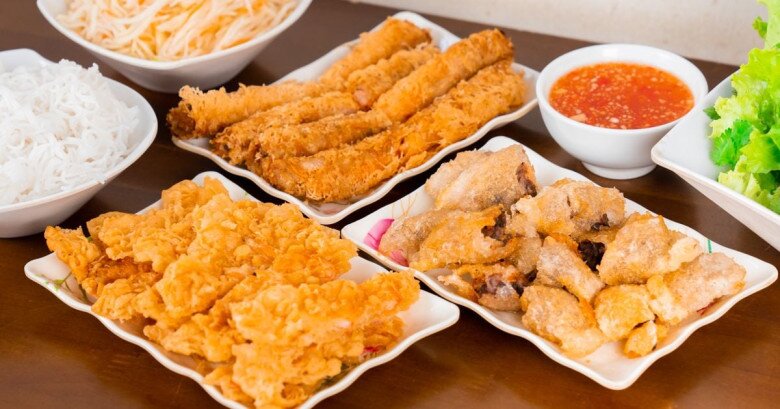 Giữa lòng Thủ đô có 4 hàng bánh tôm lâu năm &#34;chuẩn vị&#34; nhất, có quán hơn 30 năm bán hơn 1000 chiếc/ngày - 2