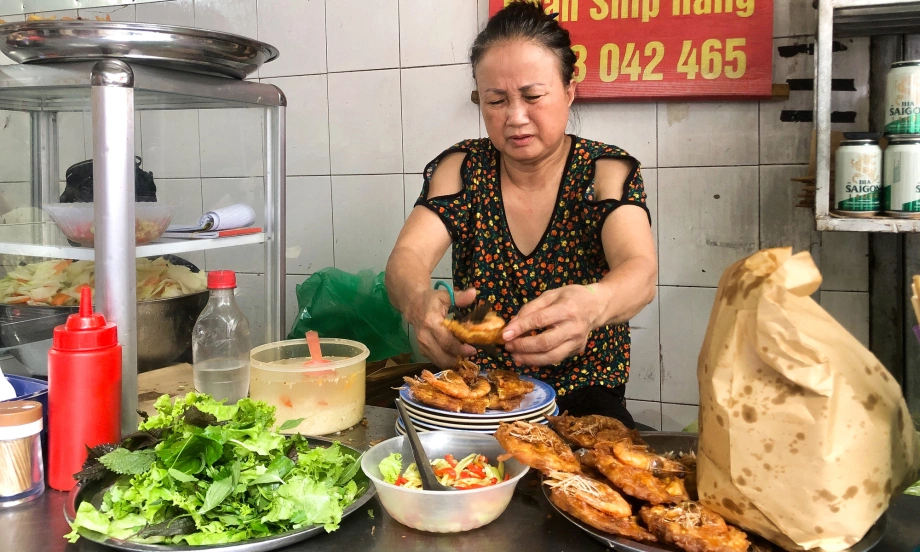 Giữa lòng Thủ đô có 4 hàng bánh tôm lâu năm &#34;chuẩn vị&#34; nhất, có quán hơn 30 năm bán hơn 1000 chiếc/ngày - 4