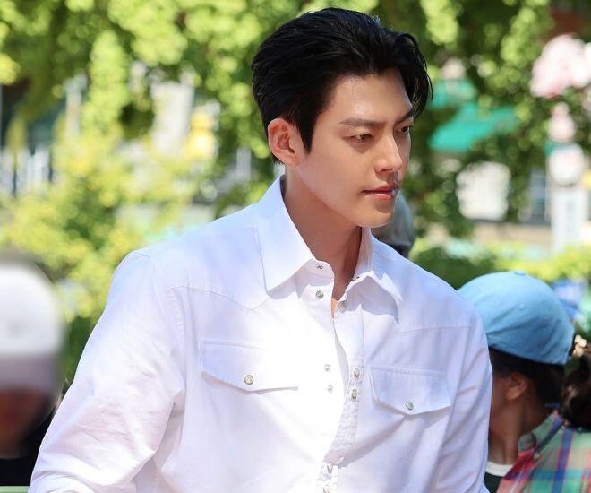 Thần Đèn Ơi Ước Đi: Kim Woo Bin tấu hài gợi nhớ cảnh huyền thoại, hóa Song Hye Kyo khiến khán giả &#34;cười ngất&#34; - 1