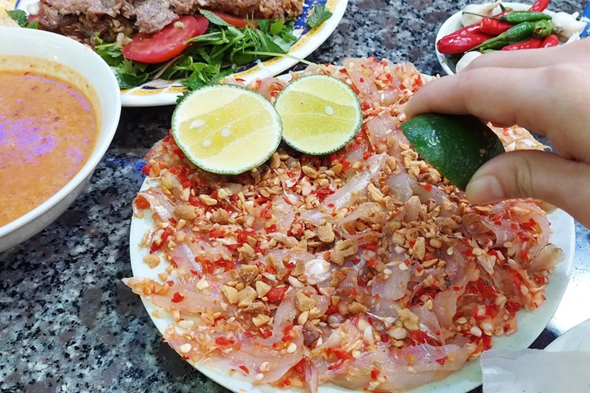 Loài cá trong suốt có tên một loại hoa, xưa ít ai để ý giờ đem làm gỏi lại thành đặc sản ngon xuất sắc - 4