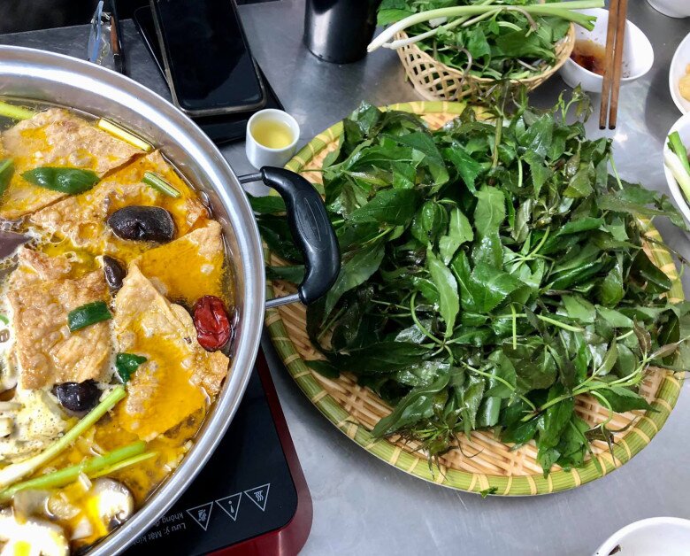 Loại rau mọc dại được xem như "sâm núi", là kho báu của rừng bởi hương vị đặc trưng, giá tới 90.000 đồng/kg - 4