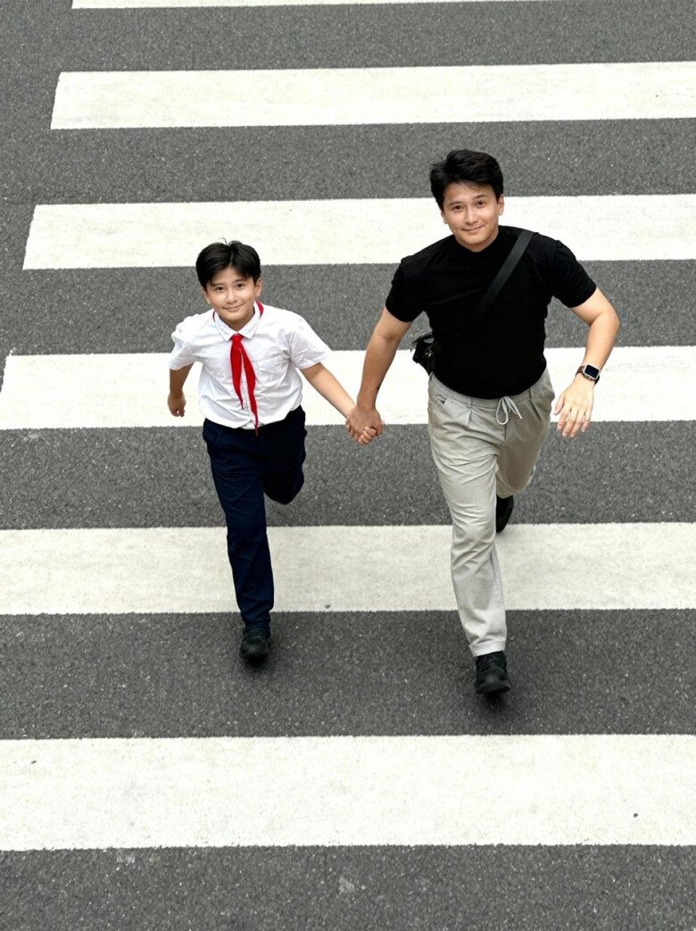 Màn thay diễn viên của Cách Em 1 Milimet: Huỳnh Anh có &#34;con trai thất lạc&#34;, Huyền Lizzie và &#34;em sinh đôi&#34; xinh như búp bê - 3