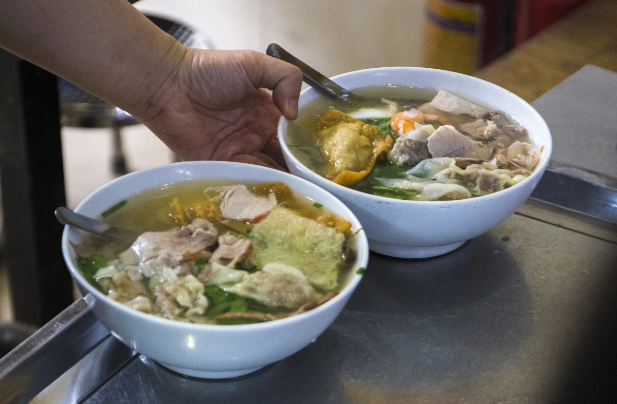 Đi tìm 3 quán mì vằn thắn lâu đời ngon nổi tiếng Thủ đô: Có quán mệnh danh là "siêu chảnh", chỉ bán vài tiếng là hết sạch - 2