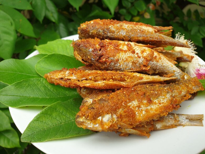 Món cá đem ủ thứ bột thơm phức thành đặc sản độc lạ ở Vĩnh Phúc: Ăn một lần mê tới già, khách đóng thùng mua làm quà - 4