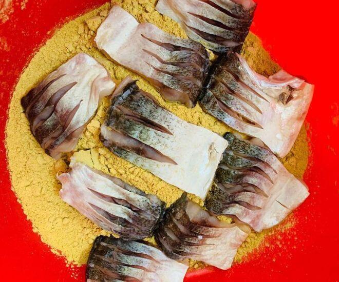 Món cá đem ủ thứ bột thơm phức thành đặc sản độc lạ ở Vĩnh Phúc: Ăn một lần mê tới già, khách đóng thùng mua làm quà - 1