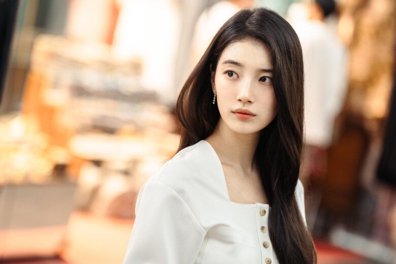 Thần Đèn Ơi Ước Đi: Nhan sắc của Suzy xứng đáng &#34;phong thần&#34;, đến cả sửa xe cũng đẹp - 2