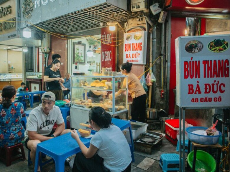 2 quán bún thang lâu đời nhất Thủ đô: Tồn tại hơn 30 năm, chỉ bán buổi tối mà hết veo 800 bát/ngày - 1