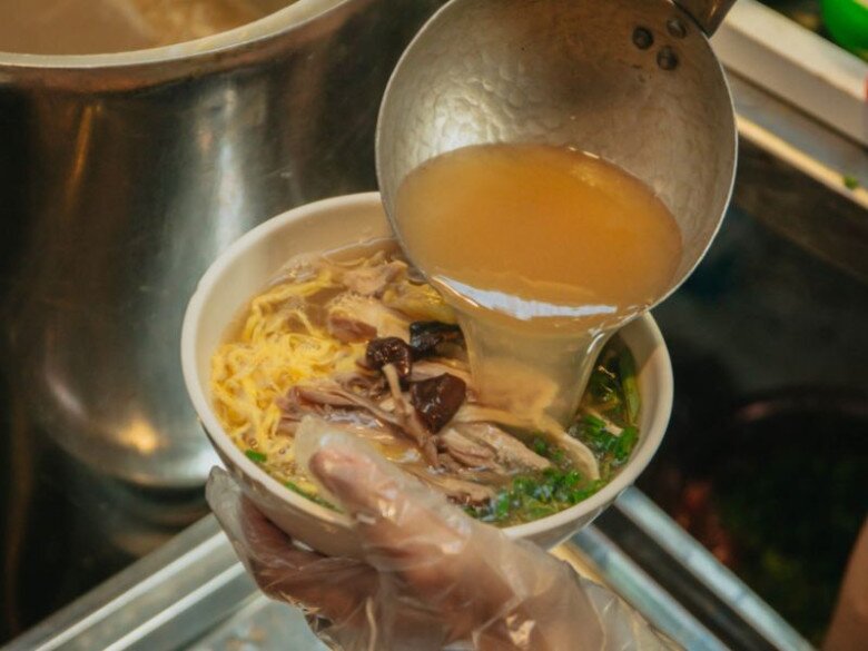 2 quán bún thang lâu đời nhất Thủ đô: Tồn tại hơn 30 năm, chỉ bán buổi tối mà hết veo 800 bát/ngày - 3