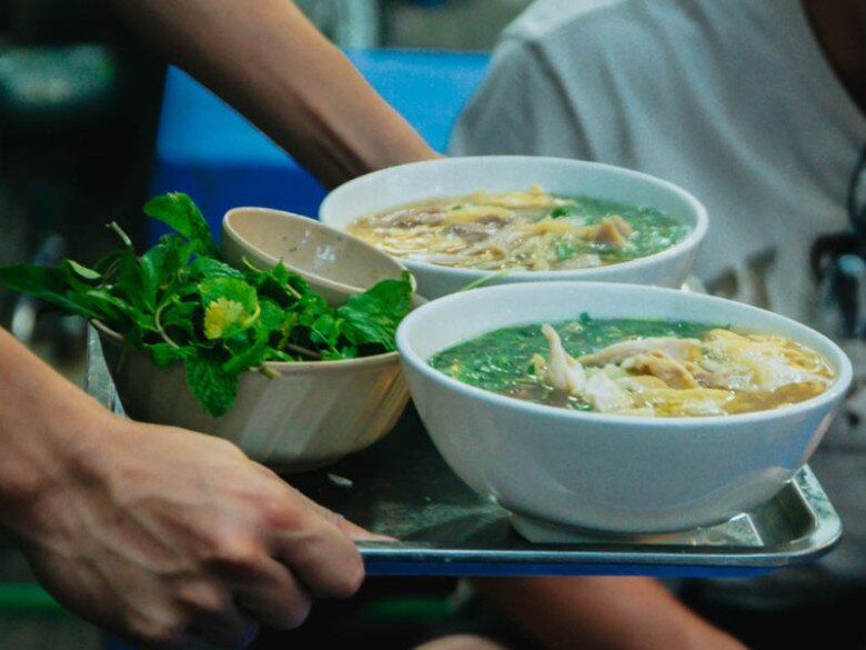 2 quán bún thang lâu đời nhất Thủ đô: Tồn tại hơn 30 năm, chỉ bán buổi tối mà hết veo 800 bát/ngày - 4