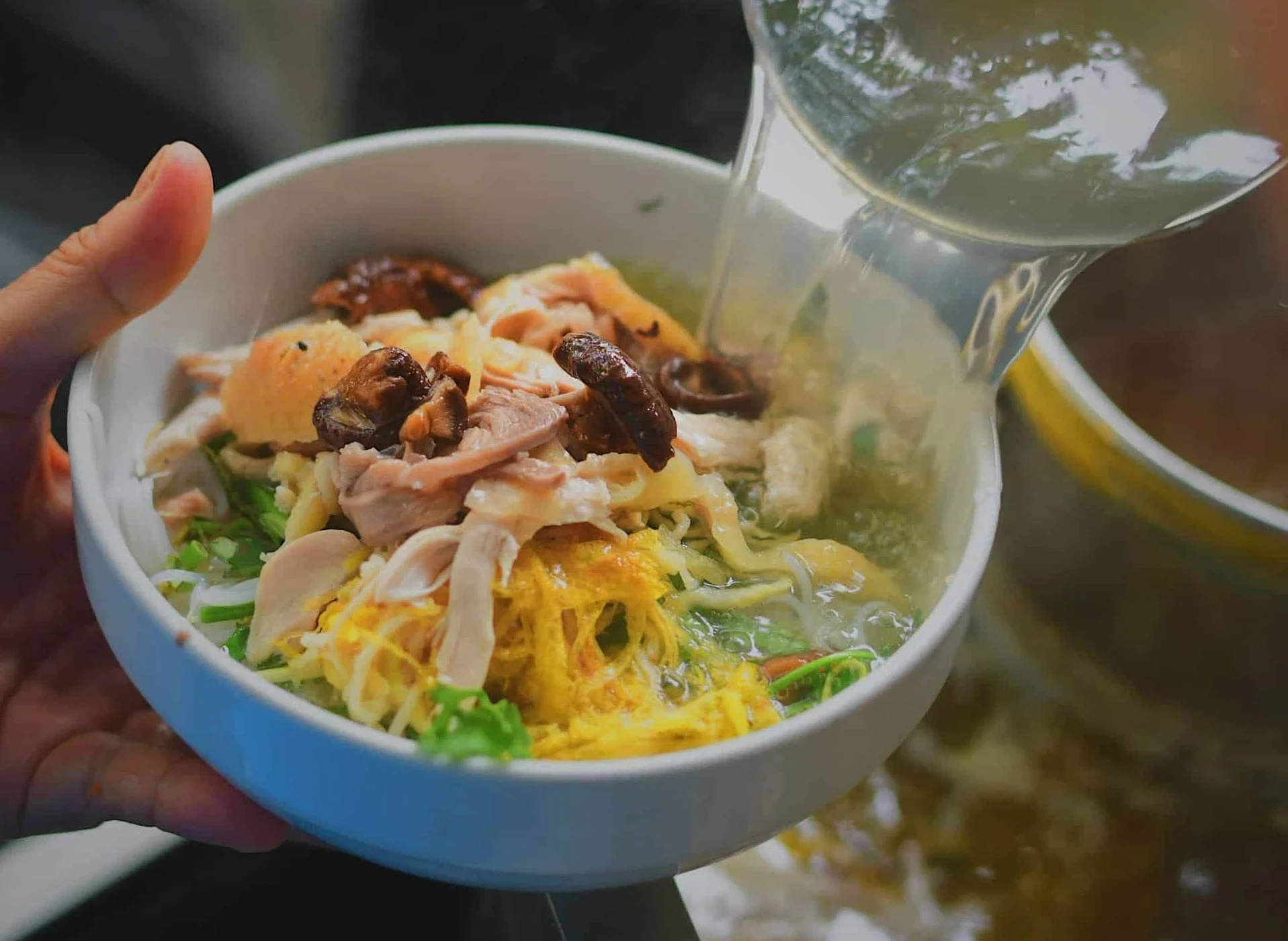 2 quán bún thang lâu đời nhất Thủ đô: Tồn tại hơn 30 năm, chỉ bán buổi tối mà hết veo 800 bát/ngày - 5