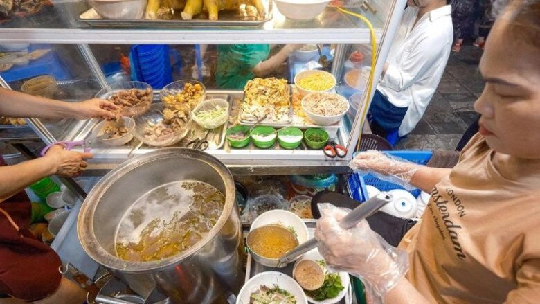 2 quán bún thang lâu đời nhất Thủ đô: Tồn tại hơn 30 năm, chỉ bán buổi tối mà hết veo 800 bát/ngày - 2