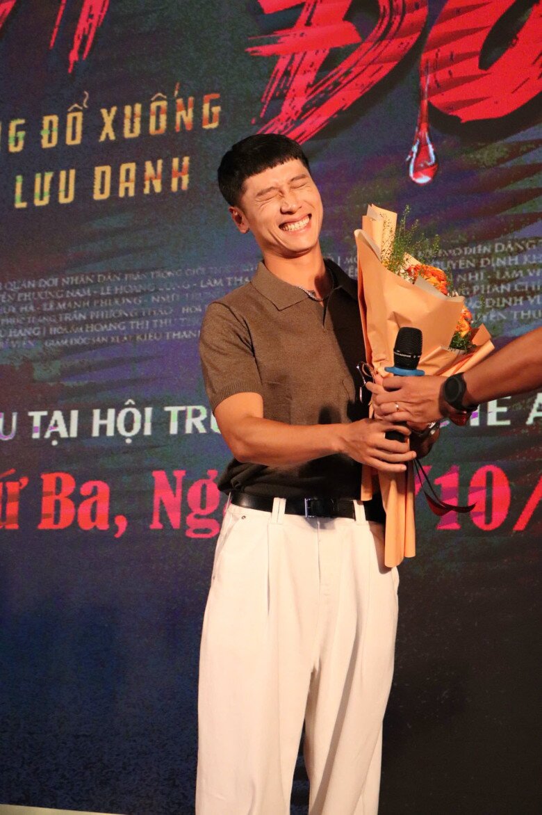 “Sen” Mưa Đỏ hoá giang hồ trong Cách Em 1 Milimet: Y hệt bản nhí, bị nghi là cảnh sát ngầm vì mặt “búng ra chữ liêm” - 6