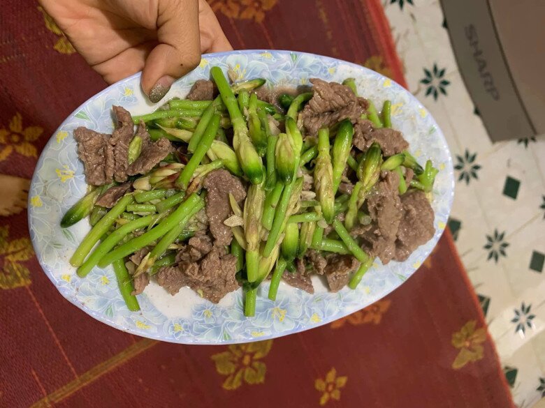 Thứ tưởng măng tây đang khiến chị em Thủ đô &#34;lùng sục&#34;: Mỗi năm chỉ có 1 mùa, người chê &#34;như bò nhai rơm&#34; người lại cực nghiện - 5