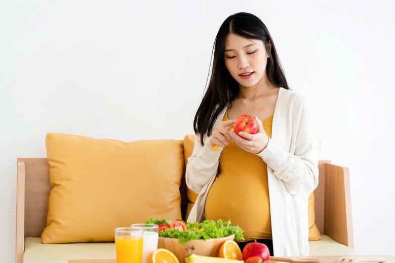 Phải lòng cô giáo dạy tiếng Trung, bác sĩ 93 tuổi đón con trai đầu lòng với vợ kém 56 tuổi, lên kế hoạch sinh thêm đứa nữa - 2