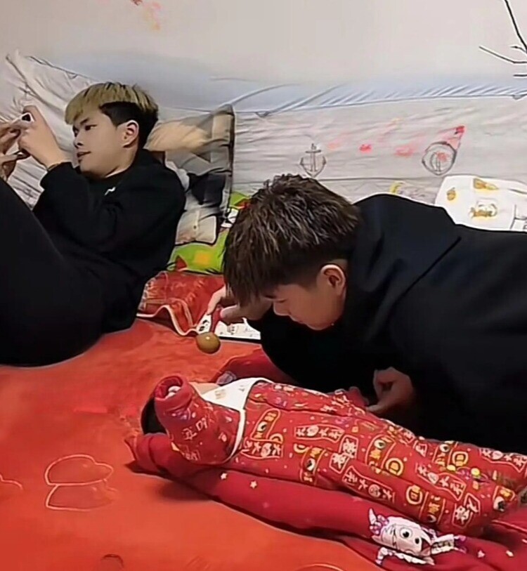 Con trai thuê trọ sống thử có con với bạn học, người bố lên chức ông nội ở tuổi 38, nấu cơm cữ cho con dâu - 4