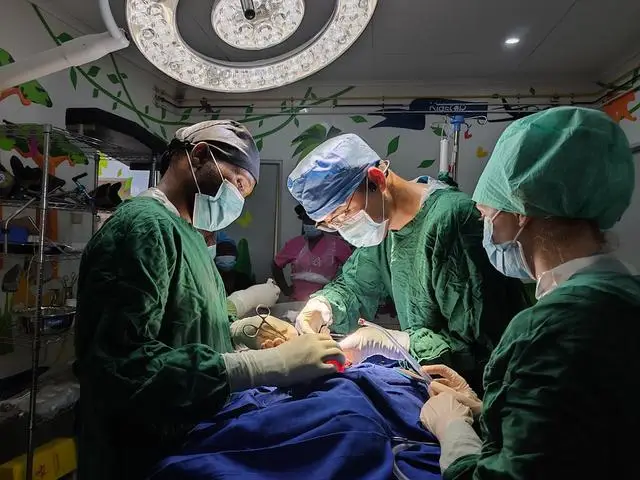 Em bé mới sinh có “vật thể lạ” ở mông khiến bác sĩ ngỡ ngàng, tỷ lệ hiếm gặp - 1