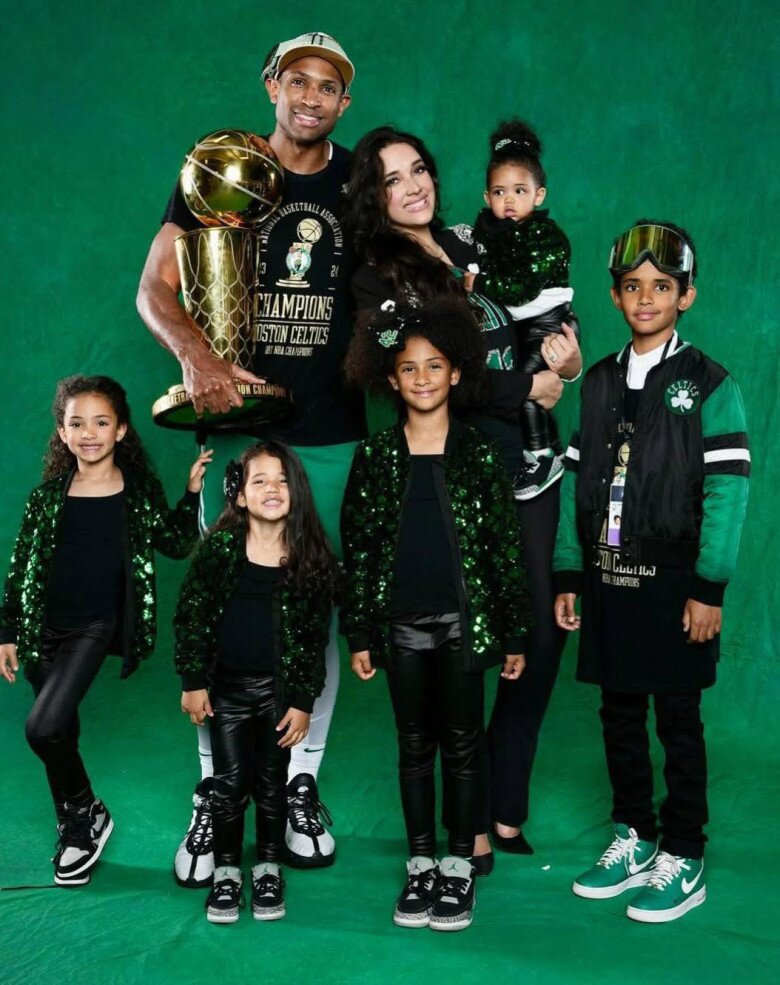 Hoa hậu Hoàn vũ đẹp nhất lịch sử thông báo sinh con thứ 6 với chồng cầu thủ, bé nào visual cũng đỉnh chóp - 8