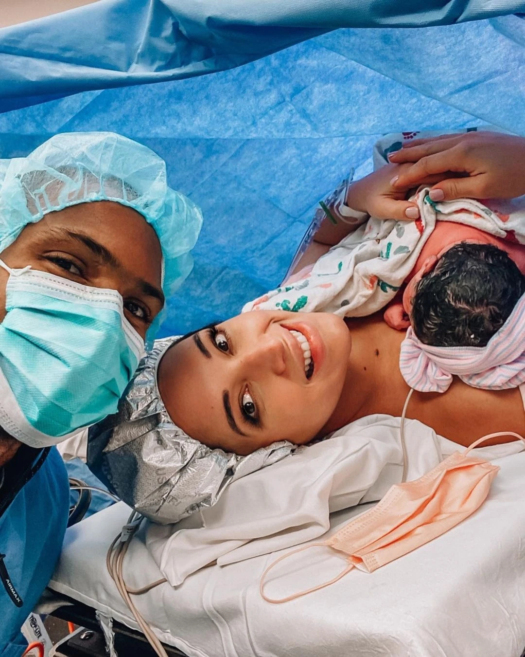 Hoa hậu Hoàn vũ đẹp nhất lịch sử thông báo sinh con thứ 6 với chồng cầu thủ, bé nào visual cũng đỉnh chóp - 9