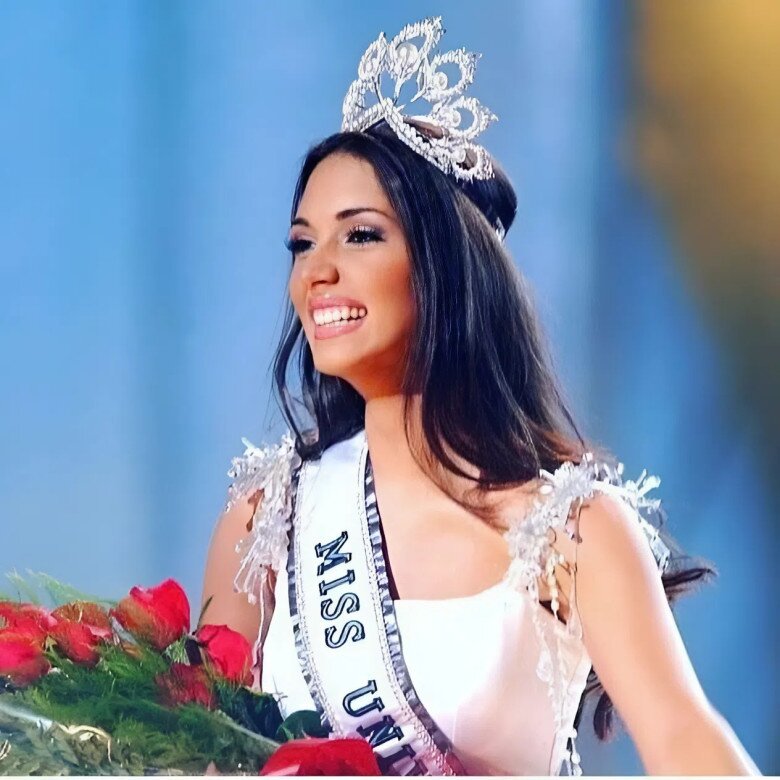 Hoa hậu Hoàn vũ đẹp nhất lịch sử thông báo sinh con thứ 6 với chồng cầu thủ, bé nào visual cũng đỉnh chóp - 7