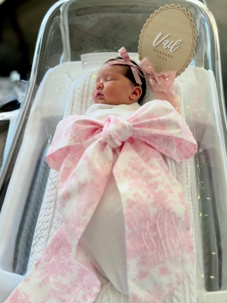 Hoa hậu Hoàn vũ đẹp nhất lịch sử thông báo sinh con thứ 6 với chồng cầu thủ, bé nào visual cũng đỉnh chóp - 2