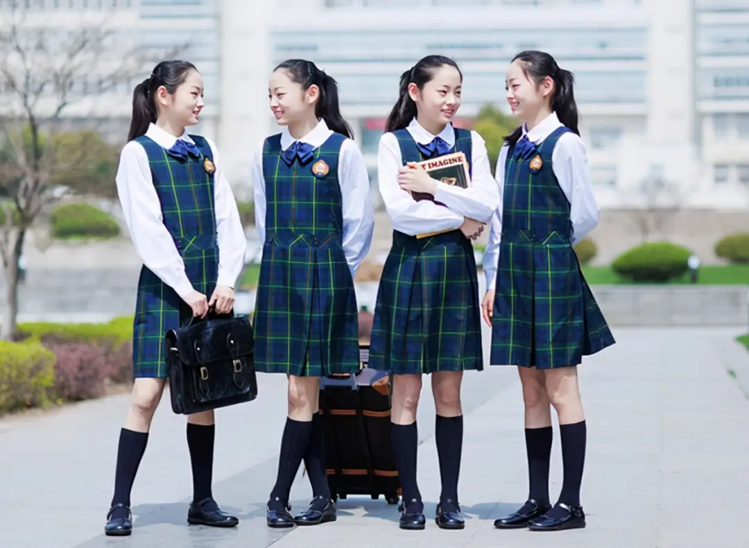 Mẹ sinh 4 con đẹp như hoa gây sốt MXH, các bé 9 tuổi đi đóng phim, giờ đều rất ưu tú - 2