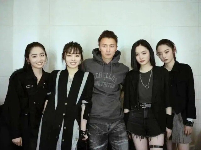 Mẹ sinh 4 con đẹp như hoa gây sốt MXH, các bé 9 tuổi đi đóng phim, giờ đều rất ưu tú - 3