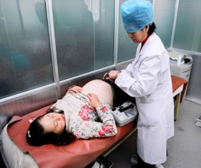 Hy hữu: Cô gái 31 tuổi đẻ 2 con cách nhau chỉ một tháng, mẹ chồng bật khóc thú nhận một chuyện - 1