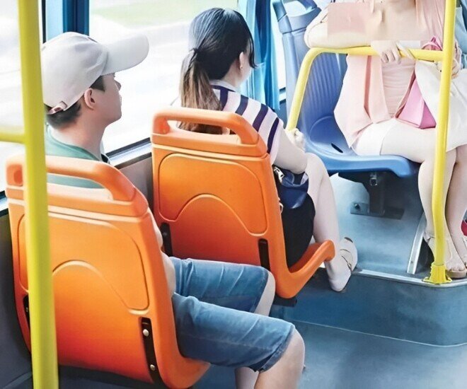 Nhường chỗ cho bà bầu trên xe buýt, thanh niên đổi đời sau khi đọc mảnh giấy cô để lại - 3